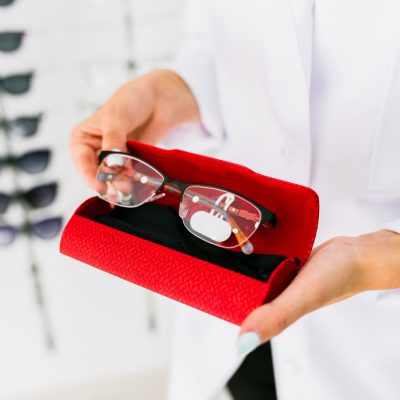 Jak wybrać okulary u optyka?